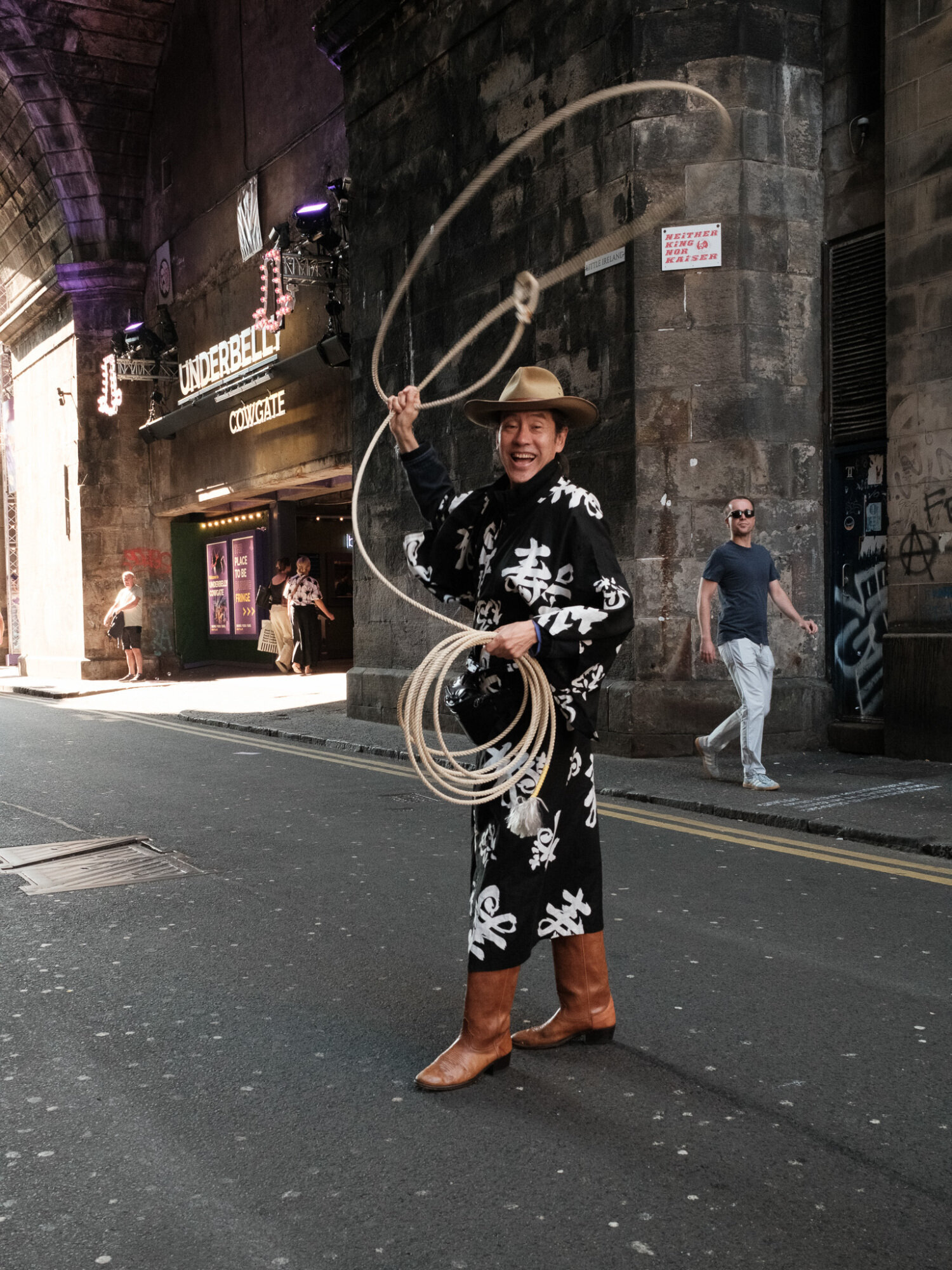 Edinburgh Festival street photo 06